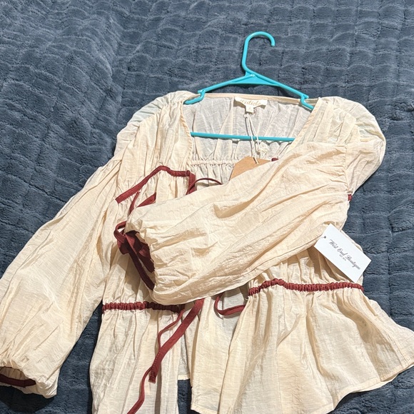 Listicle Cream Blouse with Orange Details - Picture 4 of 5